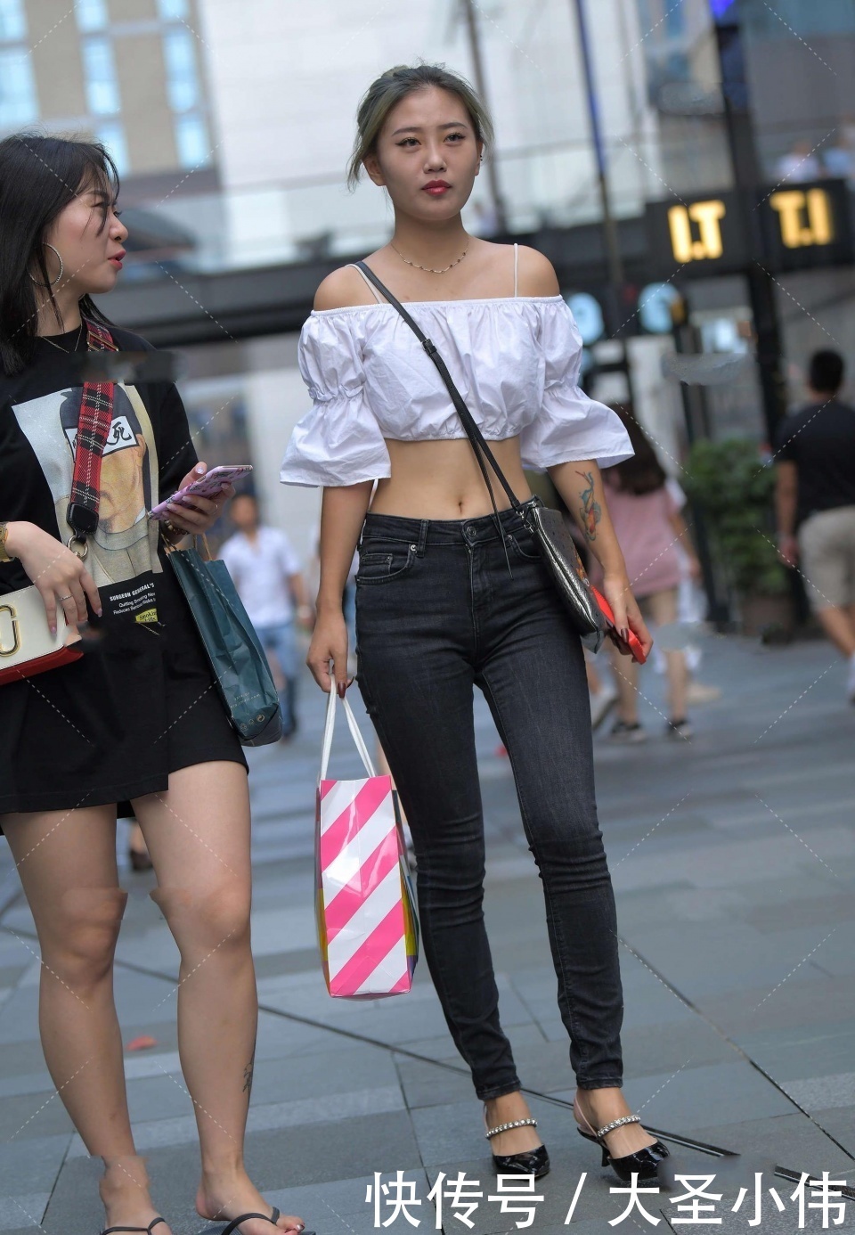 厅堂|美女街拍:美女一看就不是普通人,这是谁家的“公主”,上得厅堂下得厨房