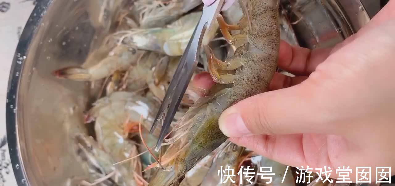 大虾新吃法,搭配口蘑一起焖,香辣味美鲜味独特,准保孩子吃不停
