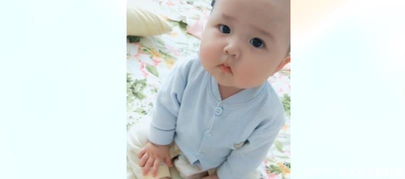 坐姿|萌娃的坐姿这么拽,一副不好惹的样子, 网友妈妈只想吃个饭