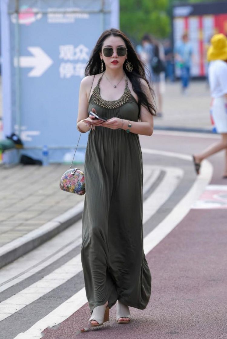 小姐姐|路人街拍:简约随性的背心裙,打造出时髦感
