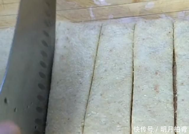 花生米里加2个鸡蛋，比红烧肉还香，我家一周吃3次，每次上桌抢光