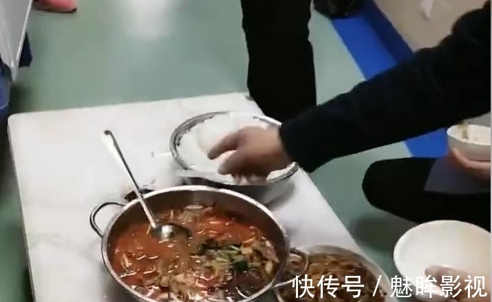 贵州|贵州女子剖腹产,全家人病房吃酸汤牛肉火锅,网友:幸亏是娘家人