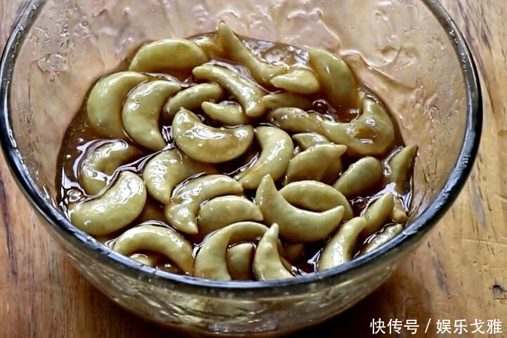 年夜饭上必备的小零食，家庭版的糖角蜜，做法简单，酥甜可口