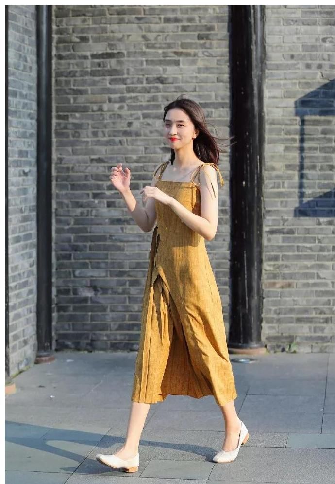 小姐姐脚上穿着一双尖头的高跟鞋，带着气质与魅力