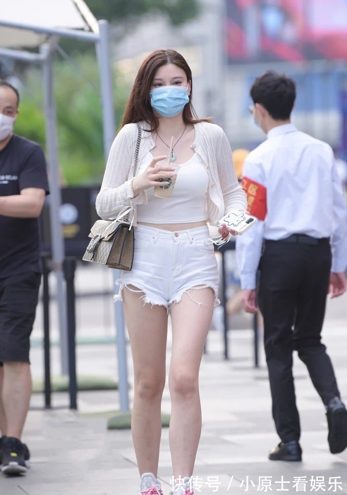 休闲|休闲外套搭配白色短裤，充满青春活力又不失性感