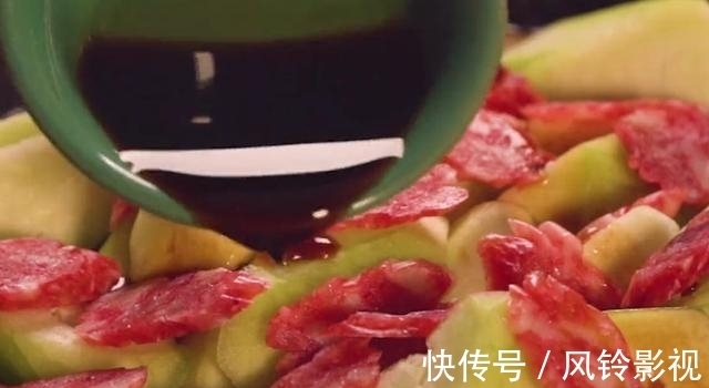 丝瓜蒸腊肠|简单好吃的丝瓜蒸腊肠,荤素搭配,营养美味,家中孩子爱吃的菜肴