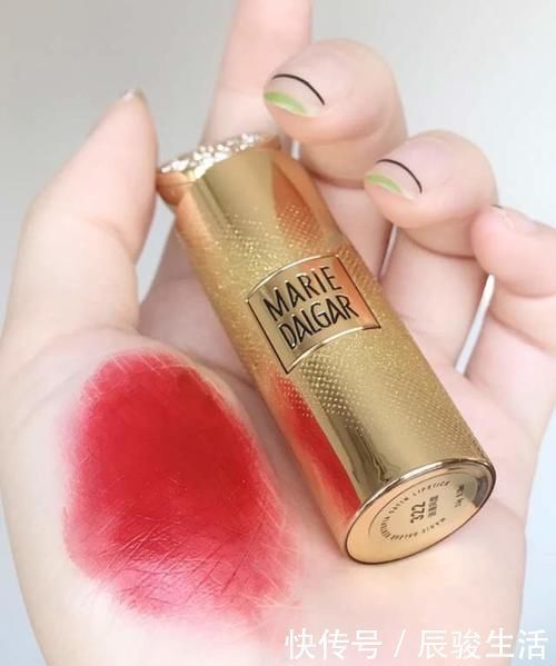 大黄皮涂口红显黑?别傻了,这5支“冰糖葫芦色”让你素颜都不输