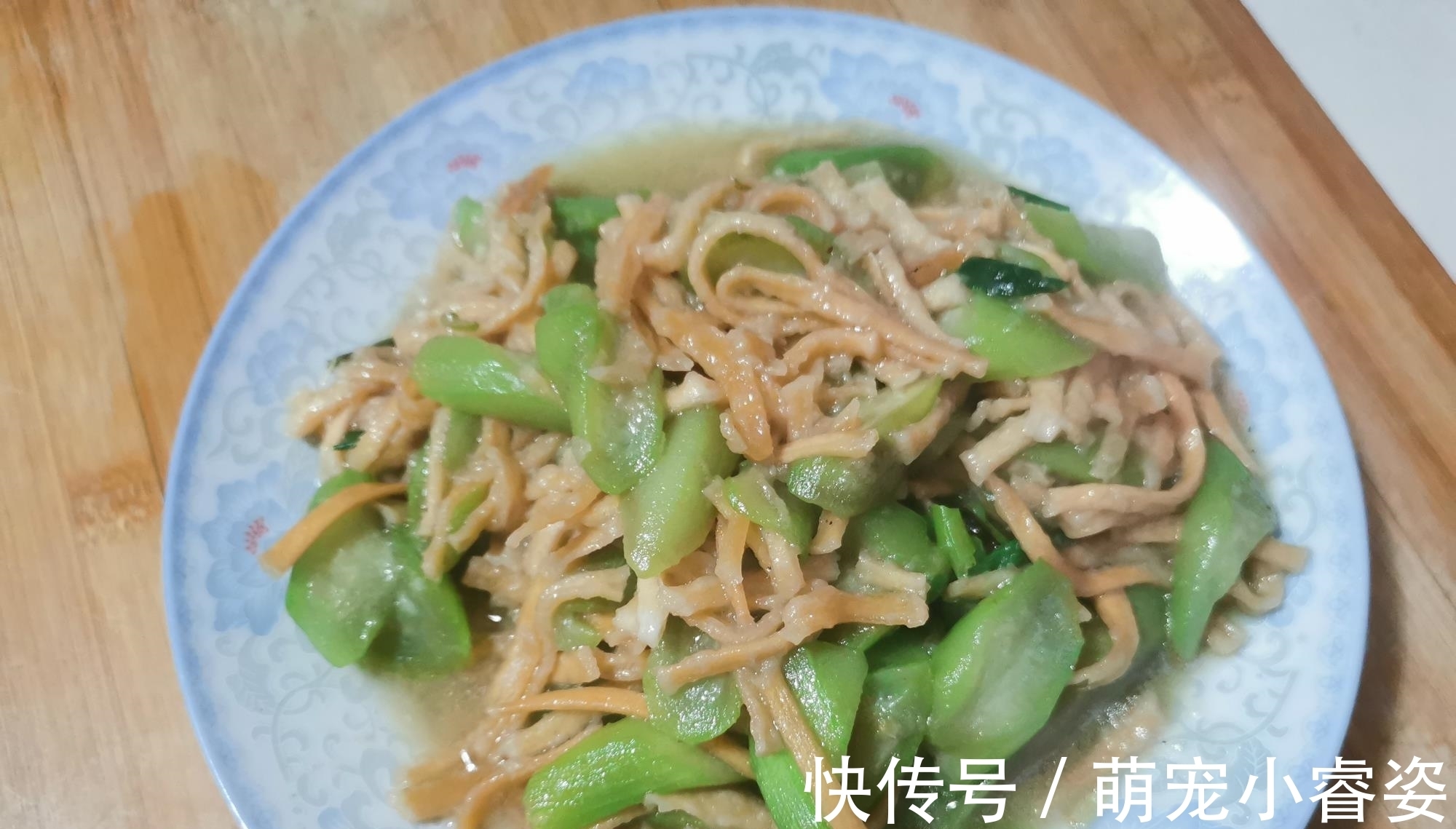 丝瓜|晚餐三个菜还被老爸嫌弃：做成这样，你真是太抠门了！