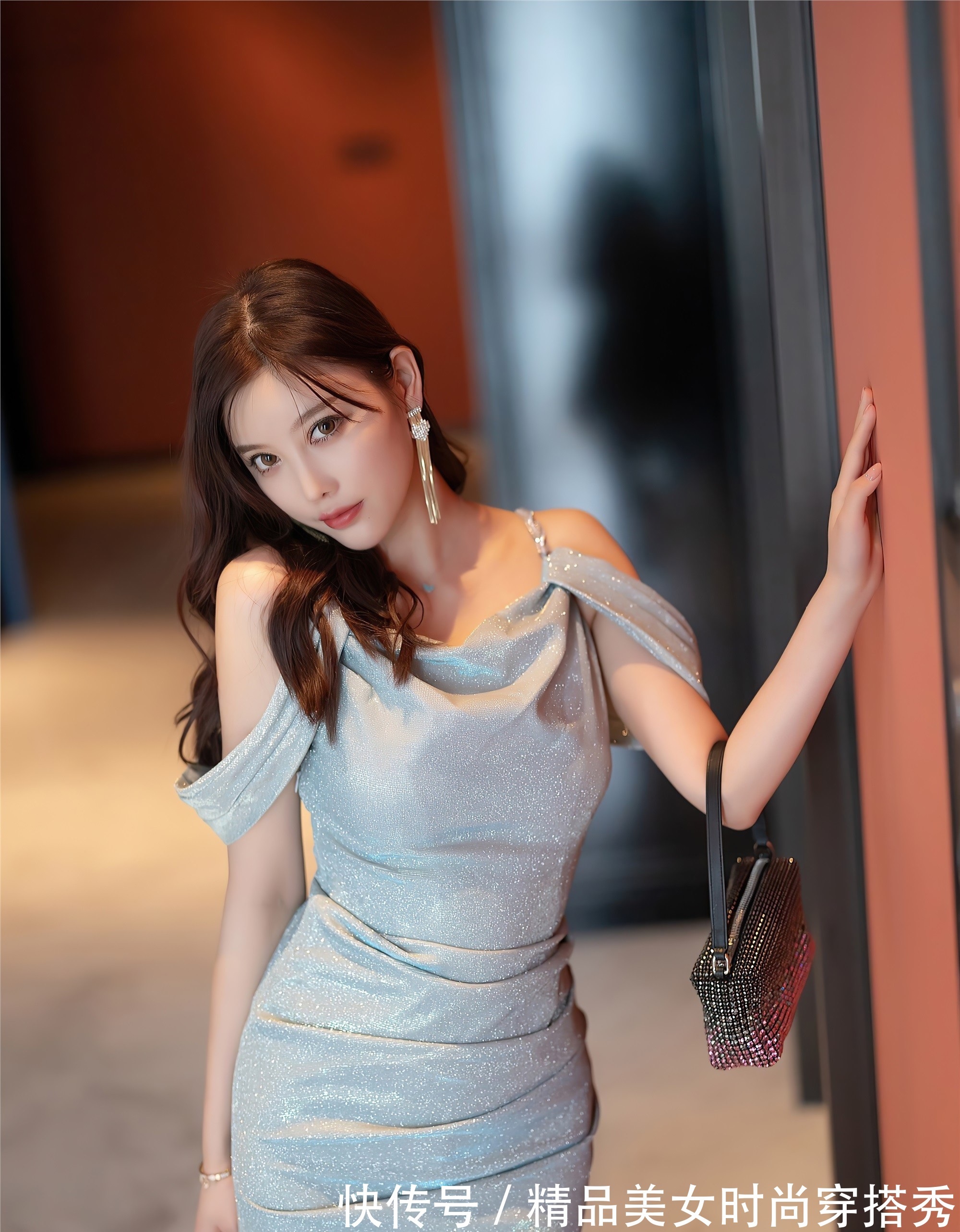 吊带|清凉时尚的吊带连衣裙,搭配一双银色的高跟凉鞋,时尚又优雅