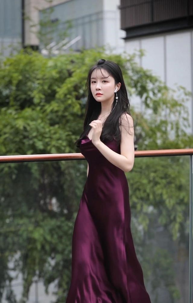 紫色 丝绸紫色连衣长裙搭配高跟凉鞋，高贵优雅，明艳端庄！