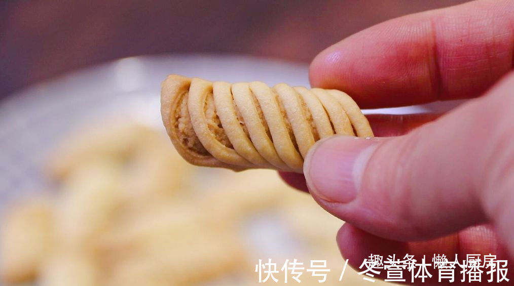 面粉|花生酱不只是调味品,配上面粉做的花生酥,一口一个吃着太香了