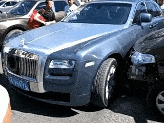 |搞笑GIF:都这时候了还看什么看 赶紧来救我啊,真装不下去了