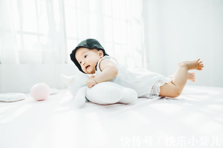 婴儿期|大脑发育好,婴儿期就有迹可循,父母留意宝宝是否有这几个反应