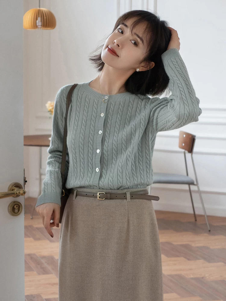 穿搭 看完这位中年姐姐的搭配,才知道“麻花毛衣”多时尚,太保暖