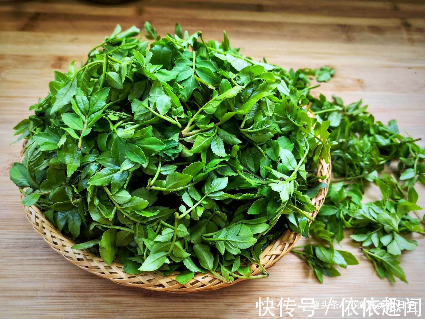 这树叶很多人都没吃过，比香椿芽还香，一烫一拌，是最好开胃菜！