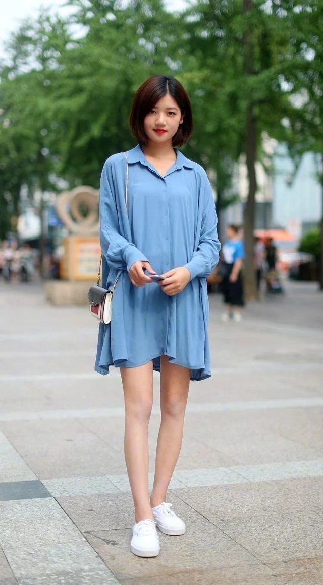 街拍风度翩翩的小美女，白皙美腿纤细笔直，甜美可爱