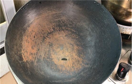 铁锅用久了,又脏又粘锅大厨教你一招,快速又干净,还不粘锅