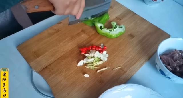  鲜嫩|2个小技巧轻松做肉片醋白菜，鲜嫩爽口又开胃，真好吃真过瘾