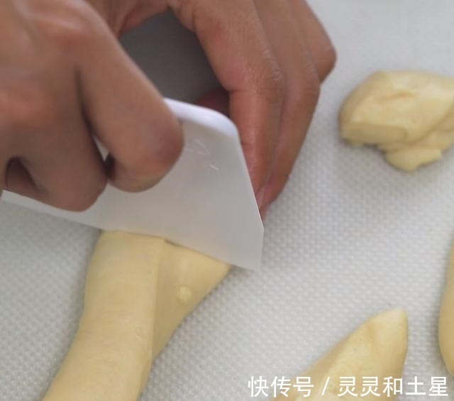 低筋面粉|夏天做面包,2个动作10分钟揉出手套膜,面包松软蓬松一次就成功!