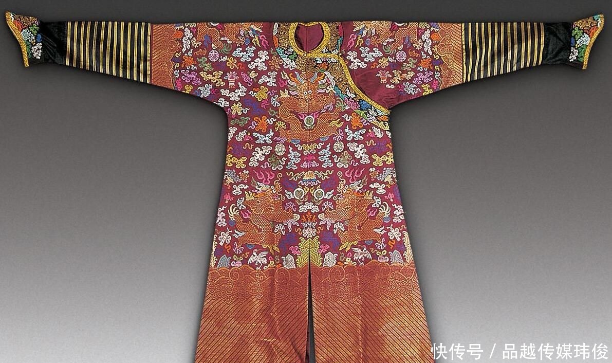补子|清朝王公大臣的服饰,除了等级补卦,为何里面必须穿蟒袍?