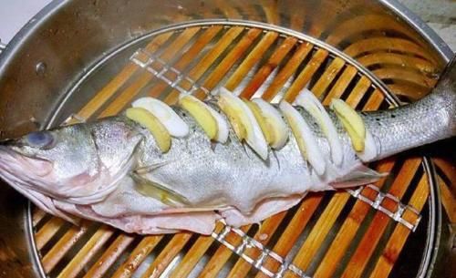 做清蒸鱼，不要弄错蒸鱼时间！分享蒸鱼小窍门，蒸出来特鲜特嫩