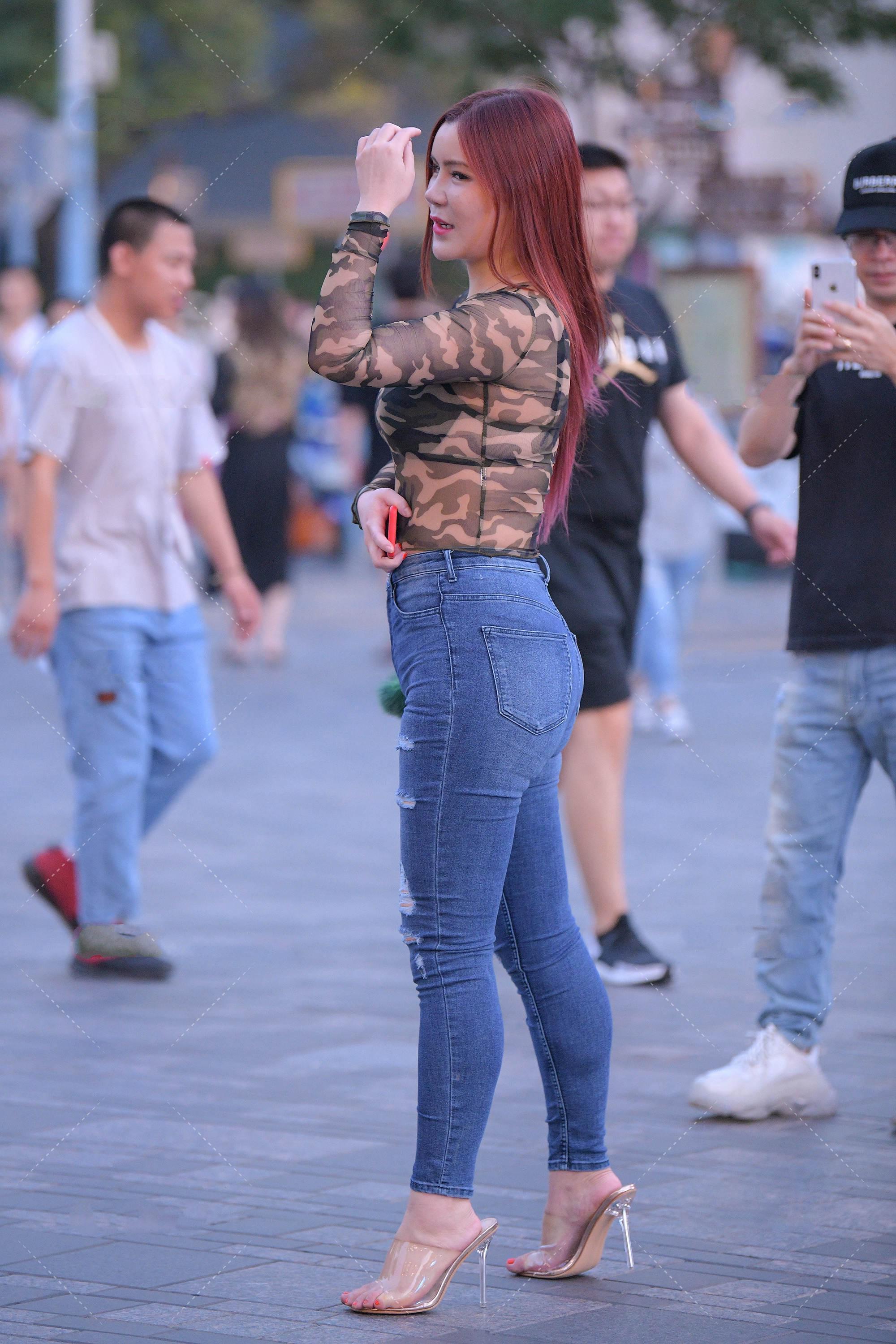 链条包|比较流行的网纱打底搭配方法, 其实很简单, 搭配牛仔裤就可以