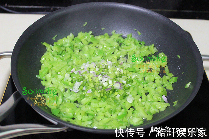 平底锅|此面食不用揉面,煎得香喷喷,外焦里软,一口一块,停不下来