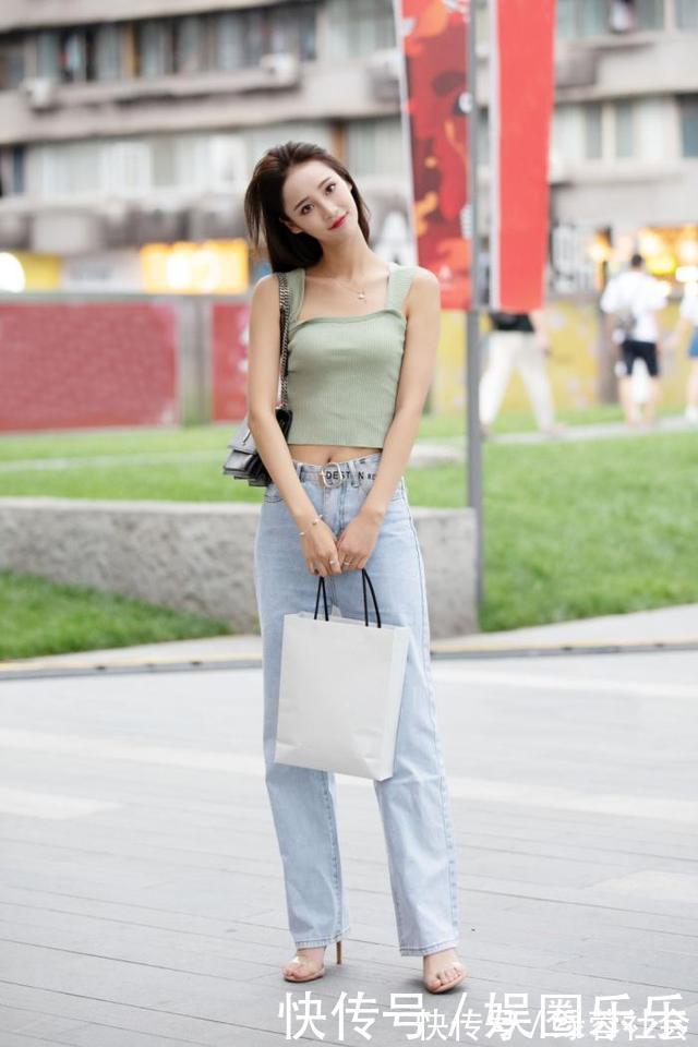 牛仔裤|牛仔裤穿搭要休闲个性一些，才能展现青春的风貌，提升造型新鲜感