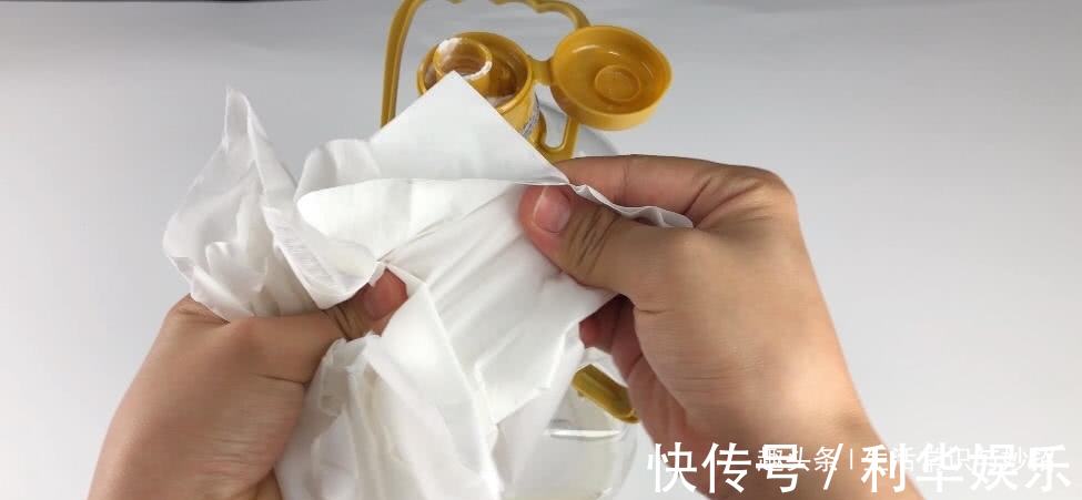 清洗油桶不用一滴洗洁精，把它放进油桶里，洗完跟新的一样干净