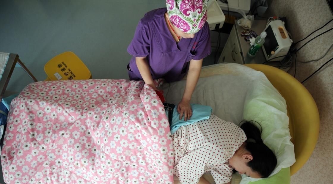 姐妹|双胞胎姐妹,一个顺产一个剖腹产,如今差距看得见