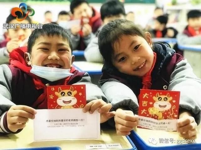 中小学开学首日，有人欢喜有人忙