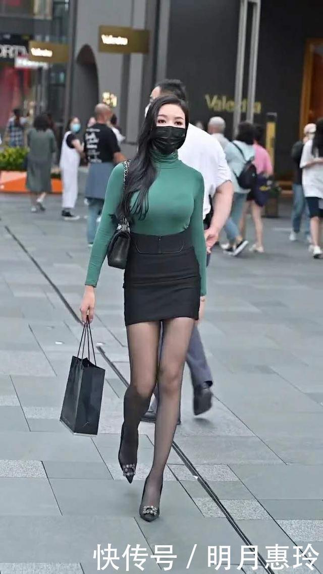 长袖衫搭高腰一步裙，脚穿黑丝袜和高跟鞋，尽显美女成熟的魅力