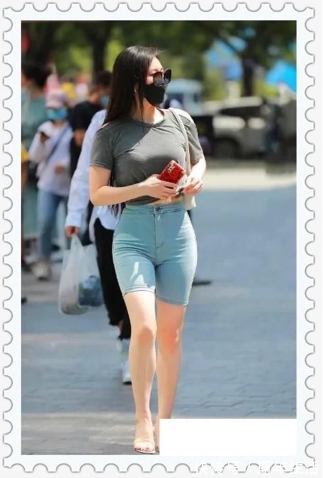 牛仔服 美女一副好身材，五分弹力紧身牛仔裤，背影尤其美