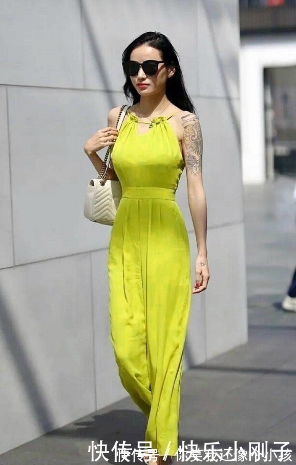 披肩秀发 自信可爱的北方姑娘,搭配乌黑的披肩秀发,知性且魅力迷人