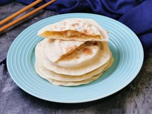  饺子|包饺子剩下一块面，随手用它做成馅饼，皮薄馅多全家都爱