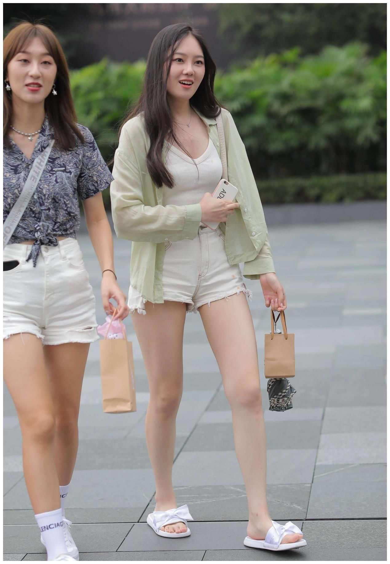 质感轻薄的休闲衬衫，既能防晒，又能提升时尚感