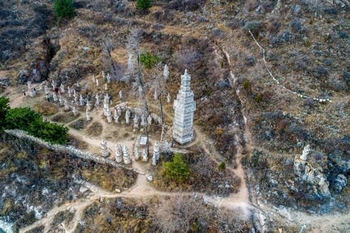 悬崖上46位僧人墓地：墓塔形式多样，圆形方形、空心实心应有尽有