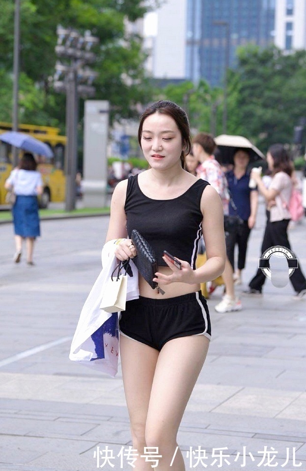 气质|气质女生的简约风穿搭,青春靓丽感满满!