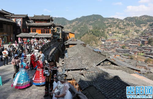 春节小长假，贵州西江苗寨景区人气旺