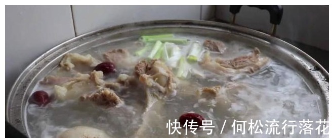 羊肉|炖羊肉汤,奶奶教我“老方法”,只需3种调味料,汤汁透鲜好喝!