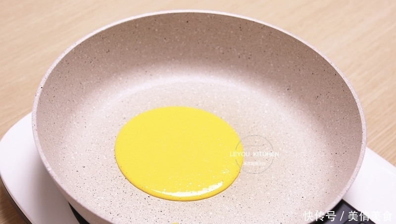 南瓜花样吃法,用平底锅做成点心,又甜又软,外面卖十几块钱一个