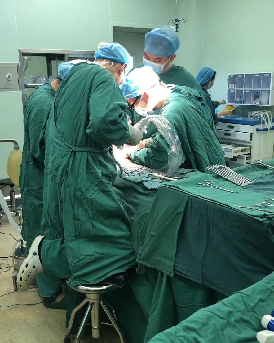 手术室|【我为群众办实事】垫江县人民医院普外科肝胆病区主任段建学:带伤坚守手术台,只为心中那份爱