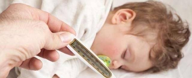 退烧药|宝宝半夜发烧,该用冷毛巾还是热毛巾敷额头大多数父母都弄反了