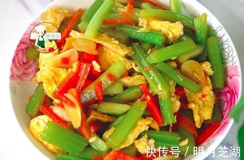 焯水|炒芹菜时，先焯水或直接炒都不对，牢记三个技巧，芹菜脆嫩不塞牙