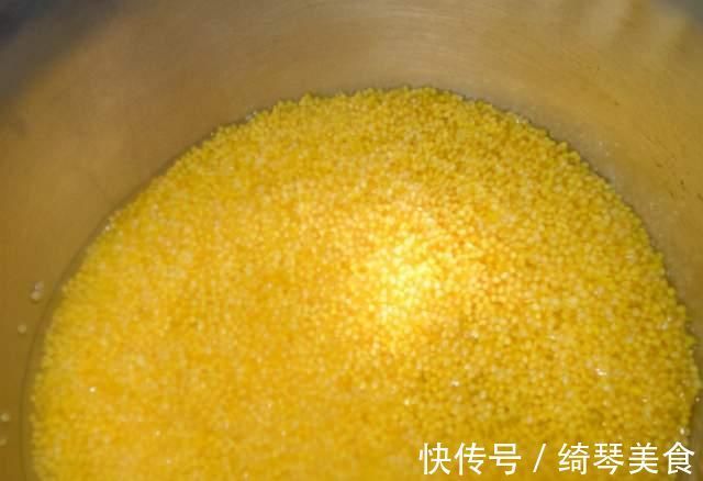 熬小米粥时，外行人只会用清水，牢记这3点，粥香浓黏稠，米油厚