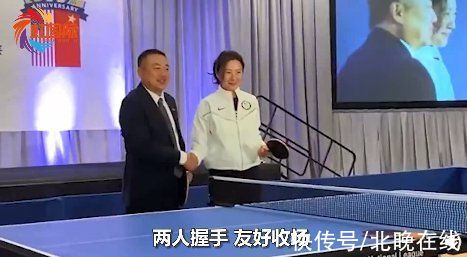 球技|刘国梁穿西装与美乒协主席切磋球技：十分绅士！总是主动让球