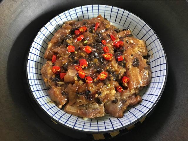 排骨不煮不炖不炸，教你秘制做法，嫩滑多汁入味，好吃不上火