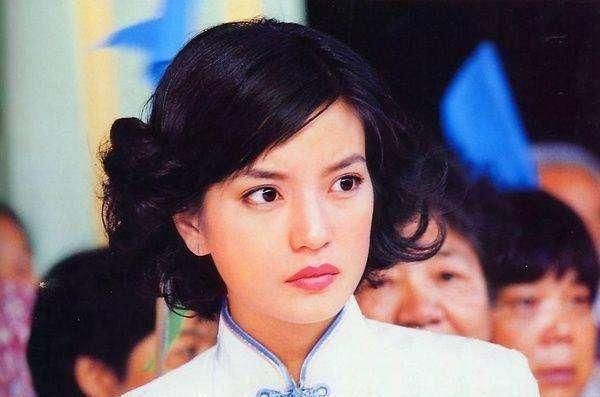 赵薇活动被抓拍,生图曝光真实颜值,这才是44岁女人的真实状态