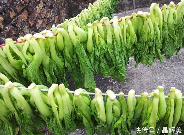 奶奶腌酸菜的“土方法”,只需加一种“水”,酸菜爽脆开胃