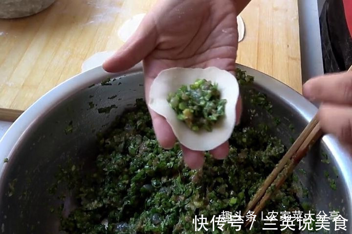 煮饺子时不要只用水煮，还要加一勺它，这样煮的饺子才不会破皮